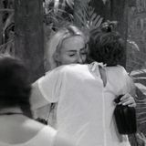 Coras Auszug löst bei den übrigen Campbewohnern Trauer und Betroffenheit aus. Unter viel Tränen nimmt die frühere Rennfahrerin Abschied von Twenty4Tim und den übrigen Teilnehmern.