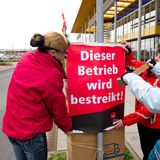 Mehr als acht Monate legen die Beschäftigten im Einzelhandel die Arbeit nieder. Die Gewerkschaft Verdi fordert etwa für die Beschäftigten im Einzel- und Versandhandel in Mitteldeutschland rückwirkend eine Erhöhung der Löhne und Gehälter um einen Euro pro Stunde. Erst Anfang 2014 werden die Verträge abgeschlossen. In rund 950 Betrieben wird zeitweise gestreikt.