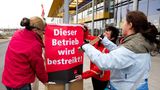 Mehr als acht Monate legen die Beschäftigten im Einzelhandel die Arbeit nieder. Die Gewerkschaft Verdi fordert etwa für die Beschäftigten im Einzel- und Versandhandel in Mitteldeutschland rückwirkend eine Erhöhung der Löhne und Gehälter um einen Euro pro Stunde. Erst Anfang 2014 werden die Verträge abgeschlossen. In rund 950 Betrieben wird zeitweise gestreikt.