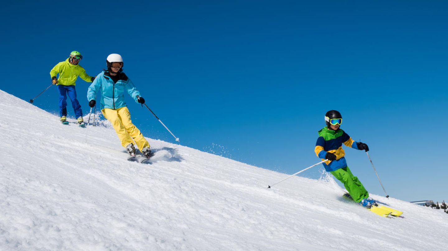 Mit dem Auto zum Skifahren: 7 Tipps für eine sichere Fahrt