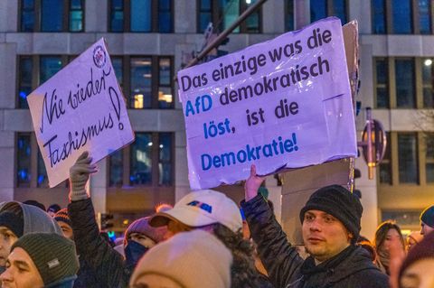 Demonstranten mit Plakaten