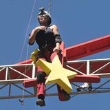 Nach längerer Bedenkzeit ringt sich Leyla dazu durch, ihr Glück zu versuchen - und wird für den Mut belohnt. Zwar flucht und zetert die 27-Jährige am laufenden Band, doch nebenbei sammelt sie tapfer Sterne ein. Lediglich eine mit Spinnen gefüllte Kiste lässt sie aus. Am Ende springt sie aus 30 Metern Höhe in die Tiefe, um den letzten großen Stern zu fangen. Damit hat sie zehn Sterne erspielt. From Zero to Hero in nur einem Tag - Leyla hat es allen gezeigt!