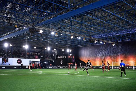Eine Szene aus der Hallenfußball-Liga "Kings League" aus Spanien.