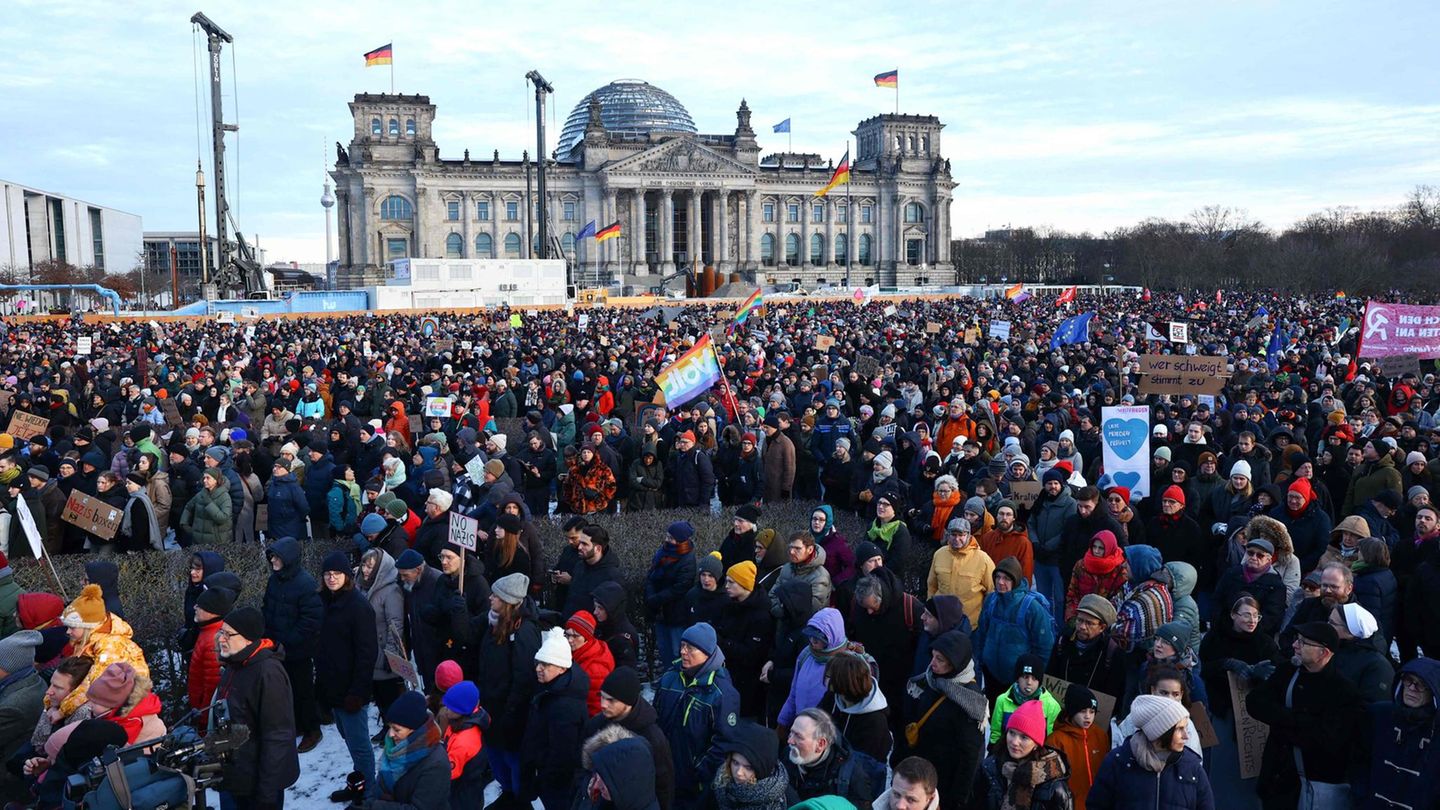 In Berlin demonstrierten am Sonntag bis zu 100.000 Menschen gegen rechts.