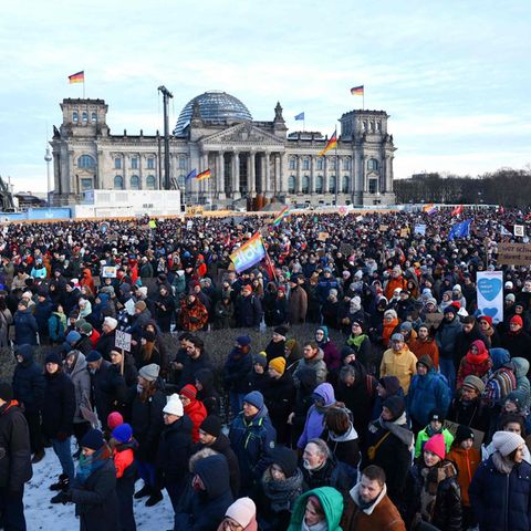 In Berlin demonstrierten am Sonntag bis zu 100.000 Menschen gegen rechts.