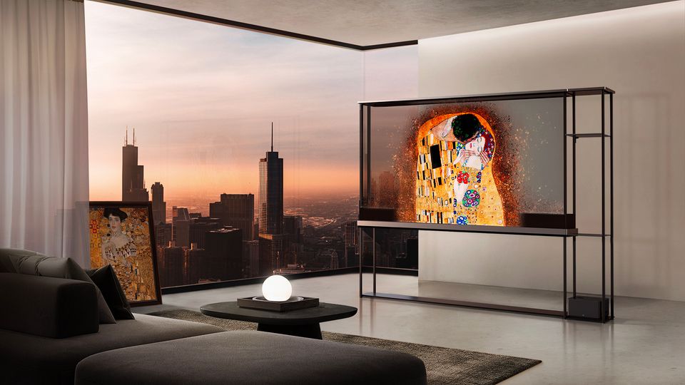 Der Signature OLED T von LG ist der erste komplett transparente Fernseher. Damit man ihn freier platzieren kann, werden die Signale für die Streamingbox oder das klassische Fernsehen mit einer drahtlosen Box ins Gerät gefunkt. 
