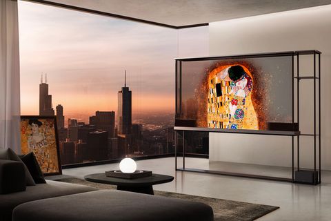 Der Signature OLED T von LG ist der erste komplett transparente Fernseher. Damit man ihn freier platzieren kann, werden die Signale für die Streamingbox oder das klassische Fernsehen mit einer drahtlosen Box ins Gerät gefunkt. 