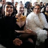 Schauspielerin Zendaya, das Model Hunter Schafer, Sängerin Jennifer Lopez und die Schauspielerin Da'Vine Joy Randolph gehörten bei der Haute-Couture-Show zur Prominenz