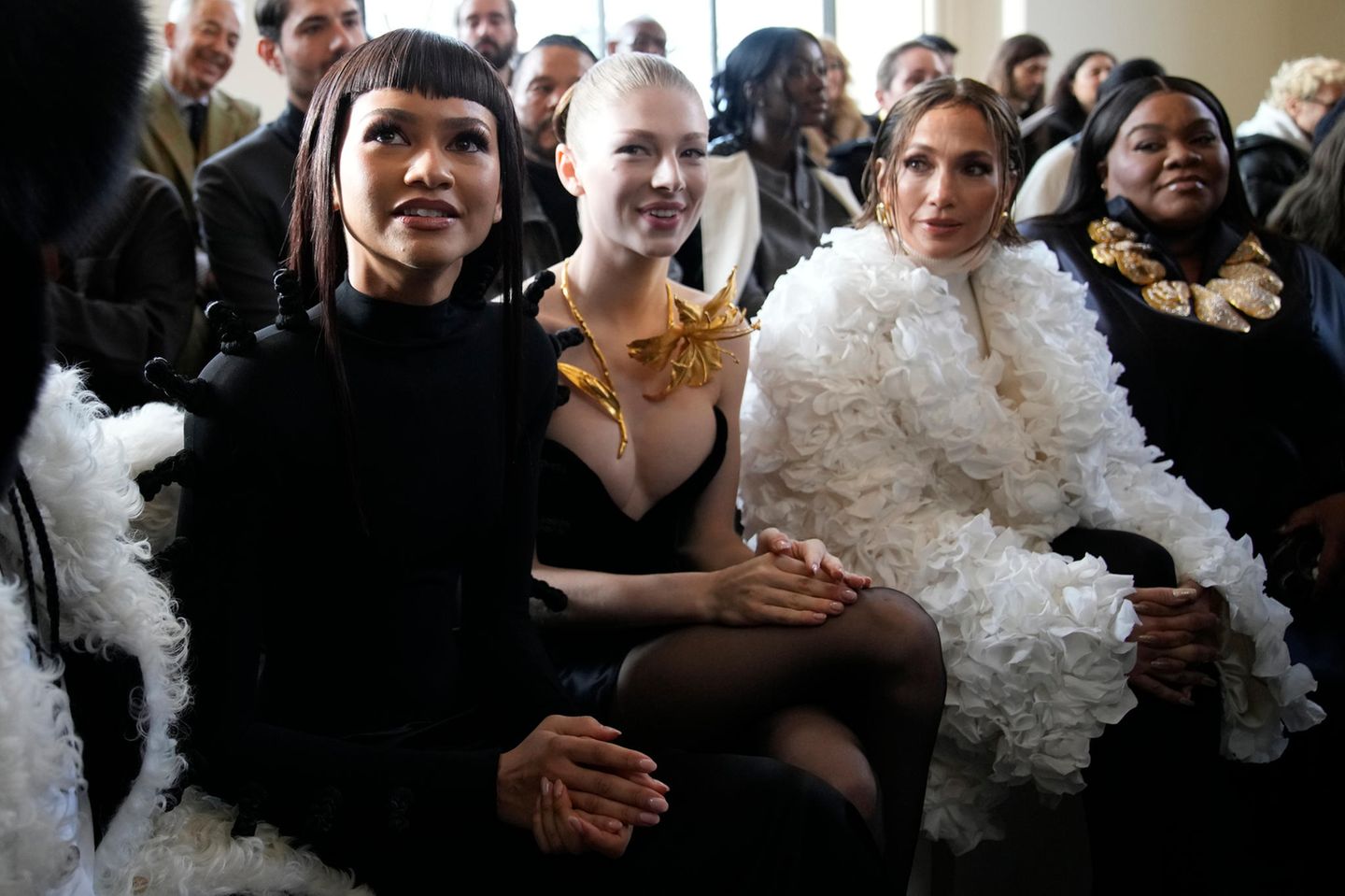 Schauspielerin Zendaya, das Model Hunter Schafer, Sängerin Jennifer Lopez und die Schauspielerin Da'Vine Joy Randolph gehörten bei der Haute-Couture-Show zur Prominenz