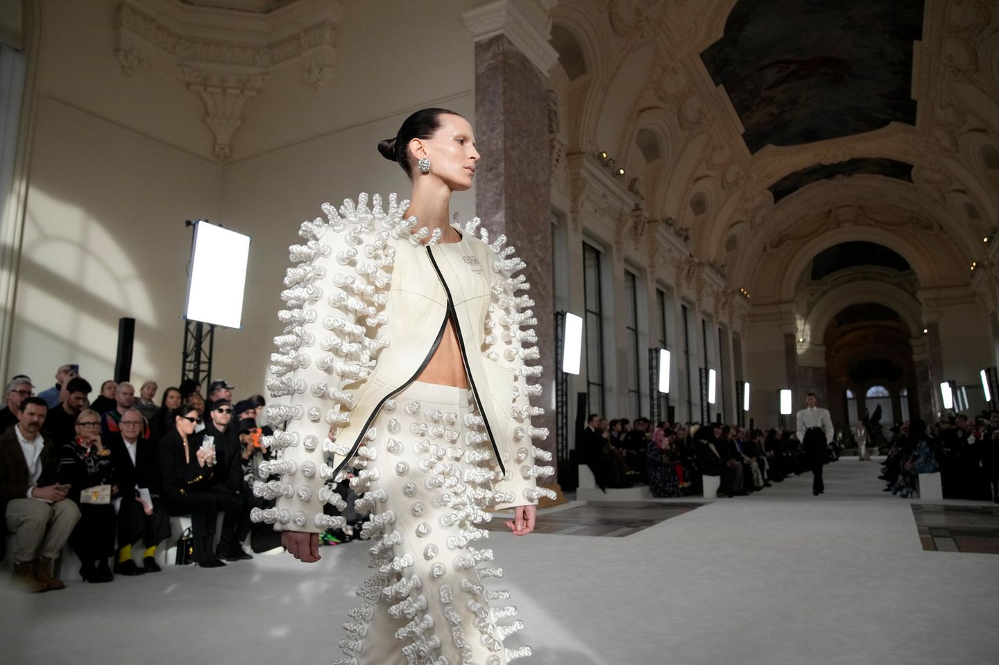 Mode in Paris: Wie aus einer anderen Galaxie: Schiaparelli-Designer Daniel Roseberry ließ sich für seine häufig futuristischen Kleider von Filmen inspirieren.