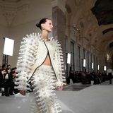 Mode in Paris: Wie aus einer anderen Galaxie: Schiaparelli-Designer Daniel Roseberry ließ sich für seine häufig futuristischen Kleider von Filmen inspirieren.