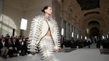 Mode in Paris: Wie aus einer anderen Galaxie: Schiaparelli-Designer Daniel Roseberry ließ sich für seine häufig futuristischen Kleider von Filmen inspirieren.