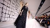 Mode in Paris: Edel: Reich verzierte Abendkleider rundeten die Kollektion von Dior ab.