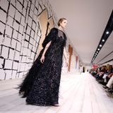 Mode in Paris: Edel: Reich verzierte Abendkleider rundeten die Kollektion von Dior ab.