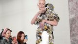 Mode in Paris: Elegantes Recycling: Model Maggie Maurer trug eine Puppe aus Elektroschrott auf dem Arm.