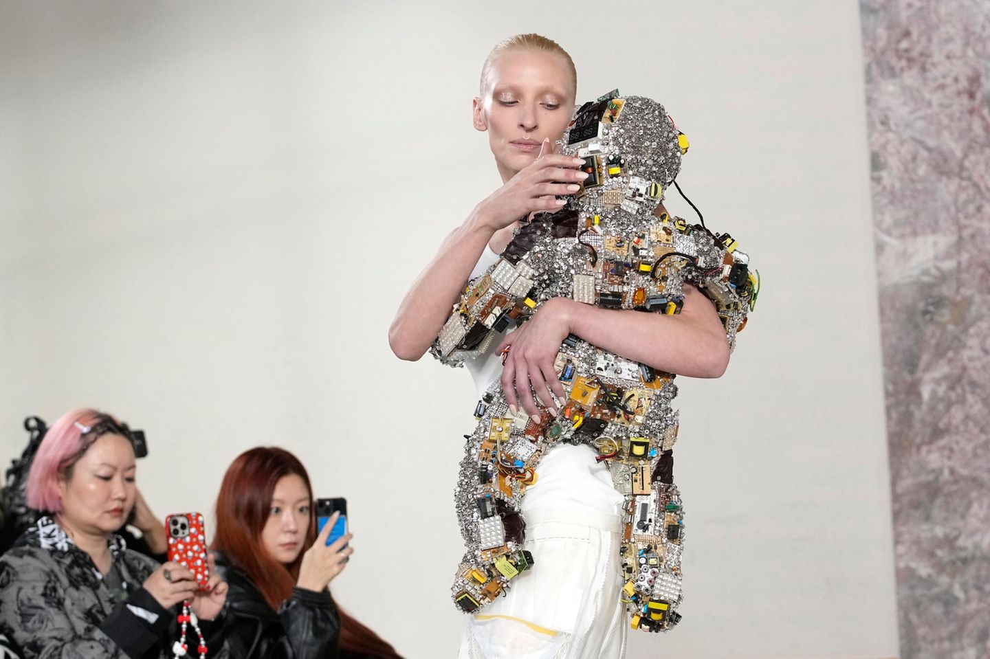 Mode in Paris: Elegantes Recycling: Model Maggie Maurer trug eine Puppe aus Elektroschrott auf dem Arm.
