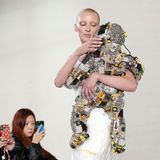 Mode in Paris: Elegantes Recycling: Model Maggie Maurer trug eine Puppe aus Elektroschrott auf dem Arm.