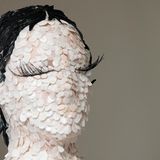 Mode in Paris: Zu Kopf gestiegen: Das Gesicht eines Models war bei Schiaparelli mit Federn beklebt.