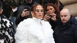 Mode in Paris: Am ersten Couture-Tag zeigte US-Star Jennifer Lopez ihren neuen Haarschnitt und erschien zudem in einem weißen Mantel, der aus echten Rosen gefertigt war.