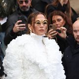 Mode in Paris: Am ersten Couture-Tag zeigte US-Star Jennifer Lopez ihren neuen Haarschnitt und erschien zudem in einem weißen Mantel, der aus echten Rosen gefertigt war.