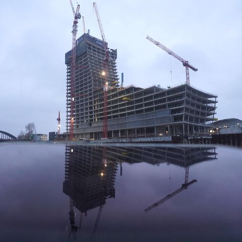 Die Baustelle des Elbtowers an den Elbbrücken in der Hafencity in Hamburg