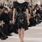 Mode in Paris: Schiaparellis erster Look: ein Kleid aus schwarzem Lack mit weißem Gouvernantenkragen.