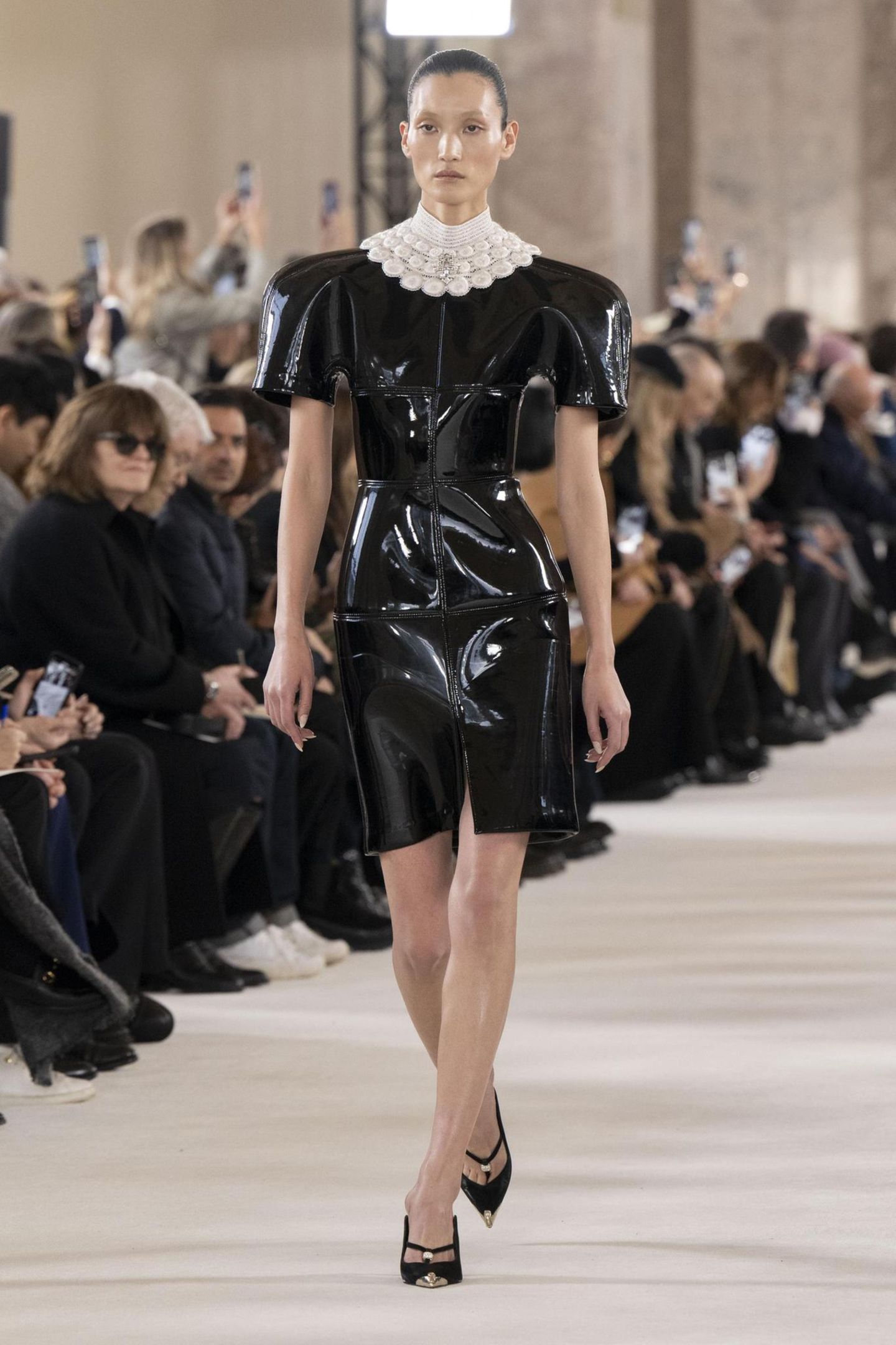 Mode in Paris: Schiaparellis erster Look: ein Kleid aus schwarzem Lack mit weißem Gouvernantenkragen.