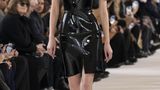 Mode in Paris: Schiaparellis erster Look: ein Kleid aus schwarzem Lack mit weißem Gouvernantenkragen.