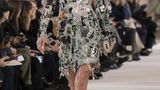 Mode in Paris: Elektroschrott als Couture-Kunst? Für dieses Kleid ließ sich Roseberry von der Zeit inspirieren, als es noch keine Handys gab.
