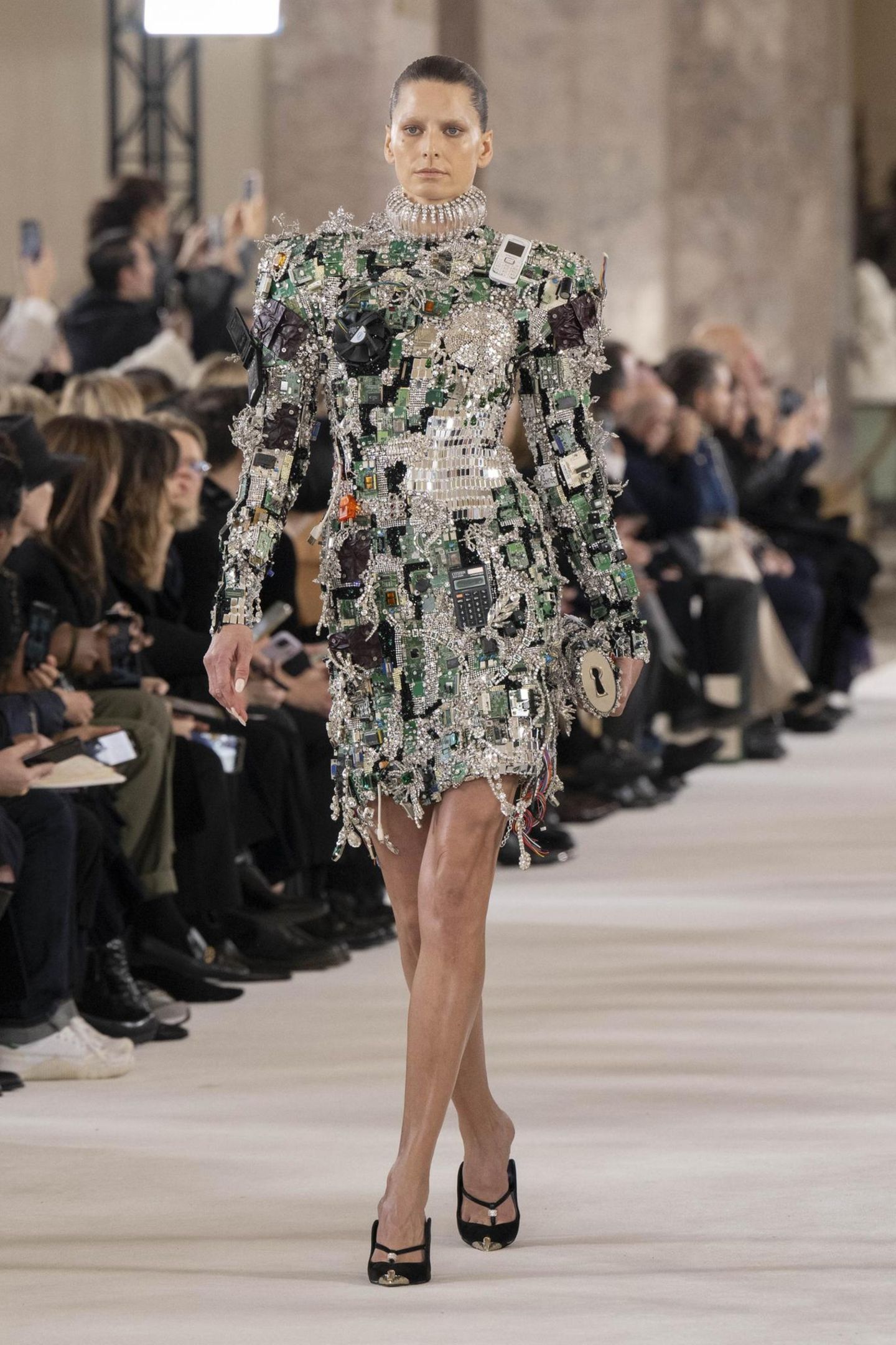 Mode in Paris: Elektroschrott als Couture-Kunst? Für dieses Kleid ließ sich Roseberry von der Zeit inspirieren, als es noch keine Handys gab.