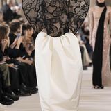 Mode in Paris: Spitzenblick: Auf dem Laufsteg sah man kunstvoll gestaltete Kleider wie dieses hier im Paravent-Stil.