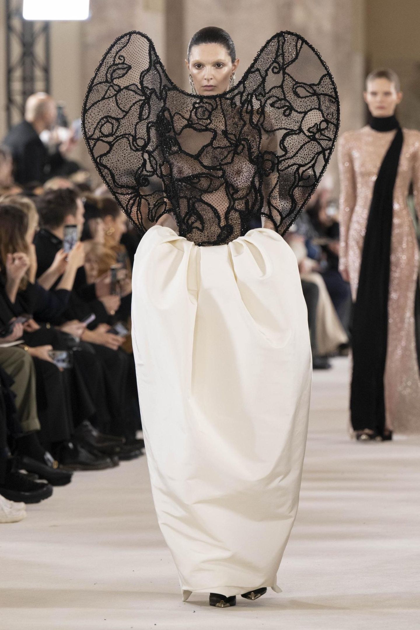 Mode in Paris: Spitzenblick: Auf dem Laufsteg sah man kunstvoll gestaltete Kleider wie dieses hier im Paravent-Stil.