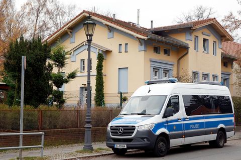 Polizisten durchsuchen die beschlagnahmte Villa eines bekannten arabischstämmigen Clans im Stadtteil Neukölln (Archivbild)