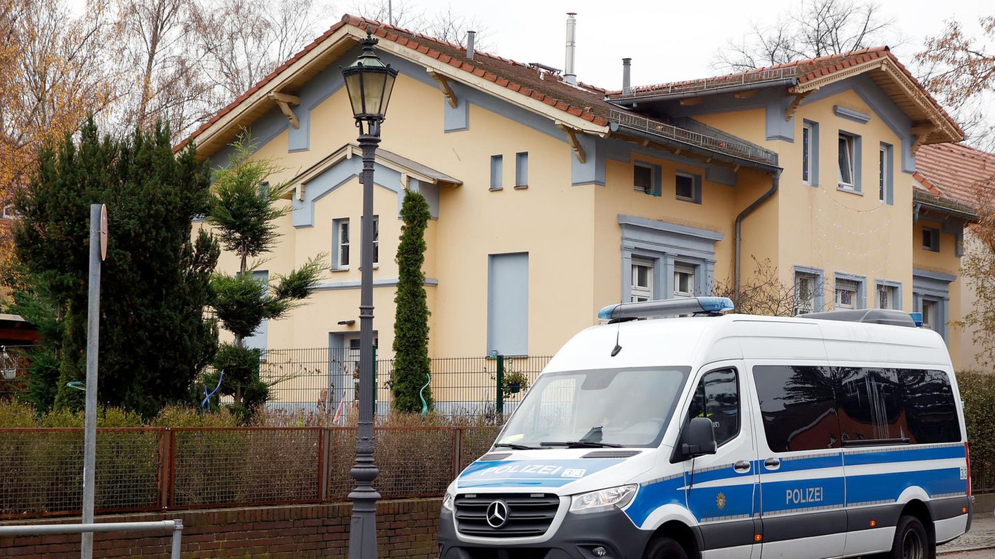 Polizisten durchsuchen die beschlagnahmte Villa eines bekannten arabischstämmigen Clans im Stadtteil Neukölln (Archivbild)