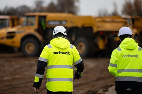 Mitarbeiter der Firma Nothvolt gehen über eine Baustelle im Kreis Dithmarschen