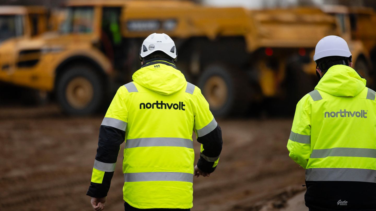 Mitarbeiter der Firma Nothvolt gehen über eine Baustelle im Kreis Dithmarschen