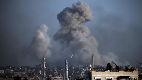 Rauch steigt nach einem israelischen Raketenangriff über Chan Junis im Gazastreifen auf