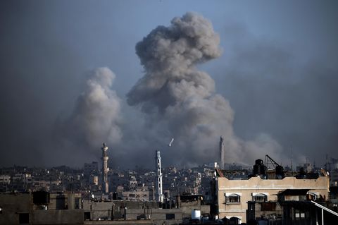 Rauch steigt nach einem israelischen Raketenangriff über Chan Junis im Gazastreifen auf