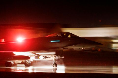 Ein Militärflugzeug vom Typ Typhoon FGR4 der Royal Air Force beim Start