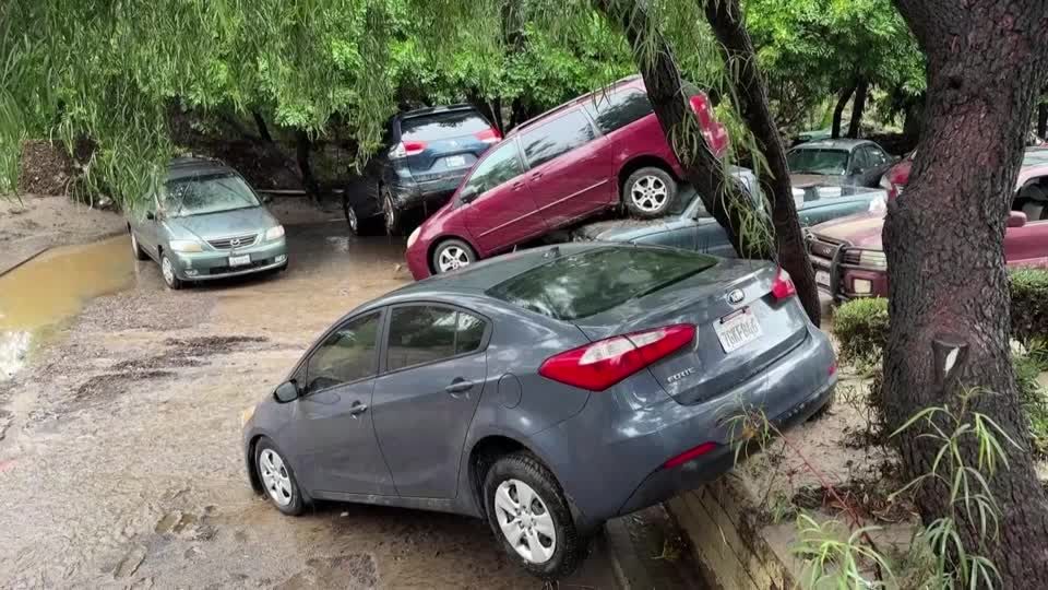 Video: San Diego: Wintersturm lässt Flussläufe über die Ufer treten Video: San Diego: Wintersturm lässt Flussläufe über die Ufer treten