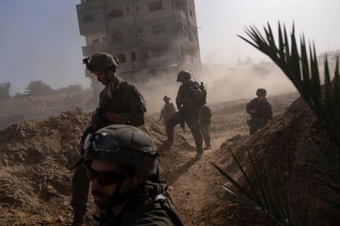 Israelische Soldaten gehen während einer Bodenoperation im Gazastreifen in Stellung