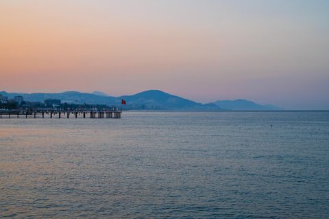 Die Küste von Antalya bei Sonnenuntergang