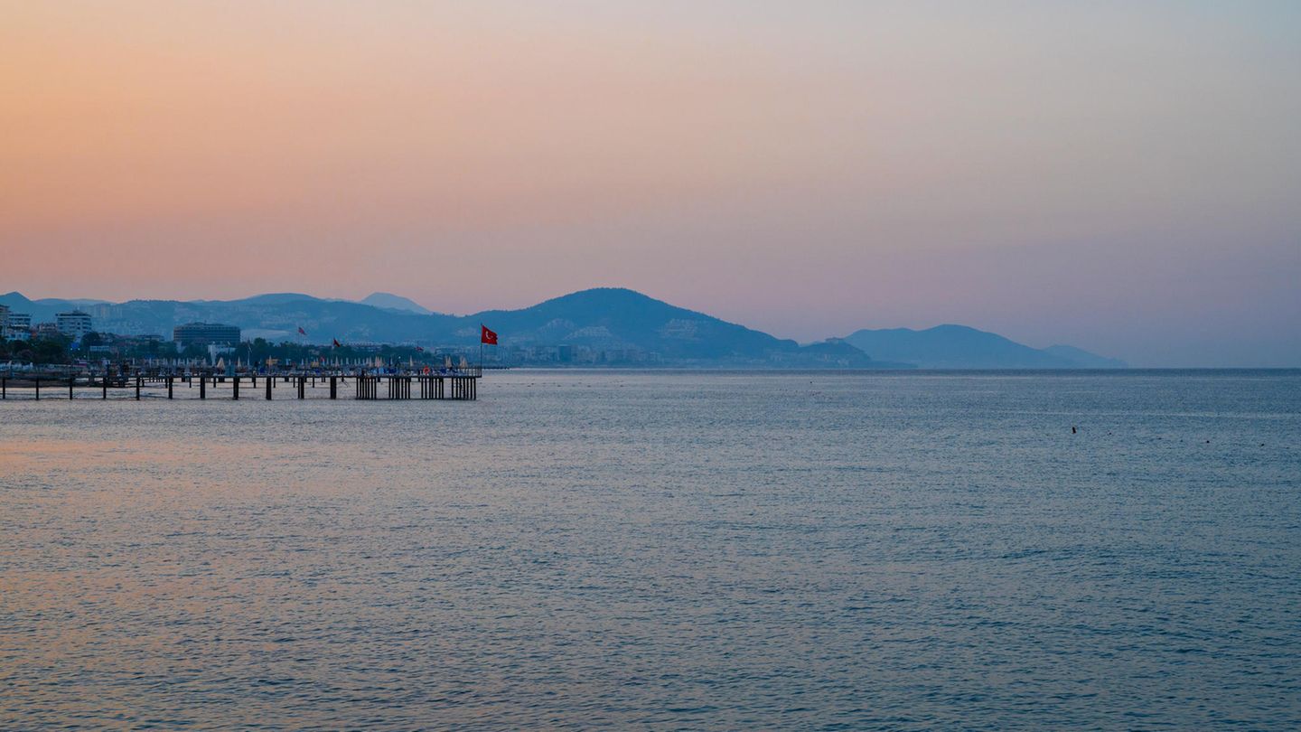 Die Küste von Antalya bei Sonnenuntergang