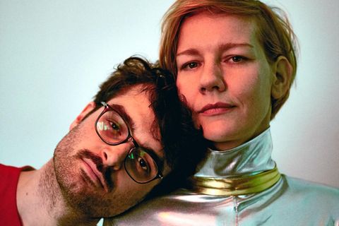 Daniel Freitag und Sandra Hüller nebeneinander: Er legt seinen Kopf auf ihrer Schulter ab