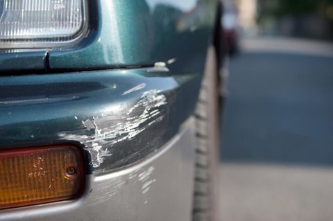 Fahrerflucht: Ein Auto hat einen Lackschaden