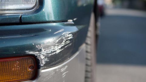 Fahrerflucht: Ein Auto hat einen Lackschaden