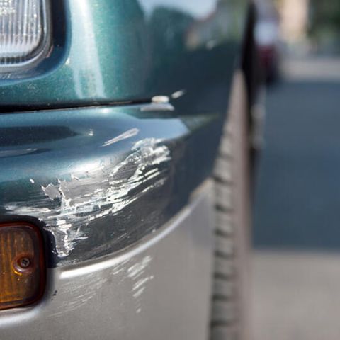 Fahrerflucht: Ein Auto hat einen Lackschaden