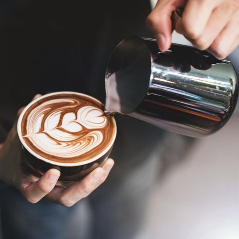 Ein Mann macht sich einen Barista Kaffee.