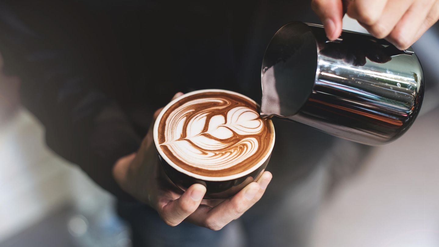Ein Mann macht sich einen Barista Kaffee.