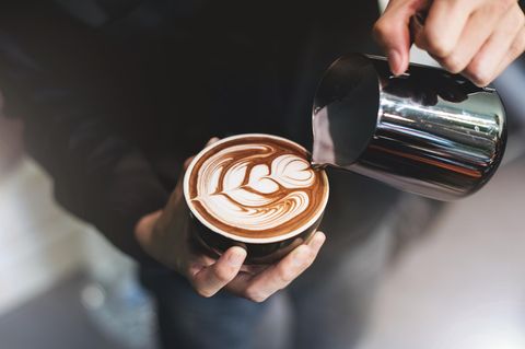 Ein Mann macht sich einen Barista Kaffee.